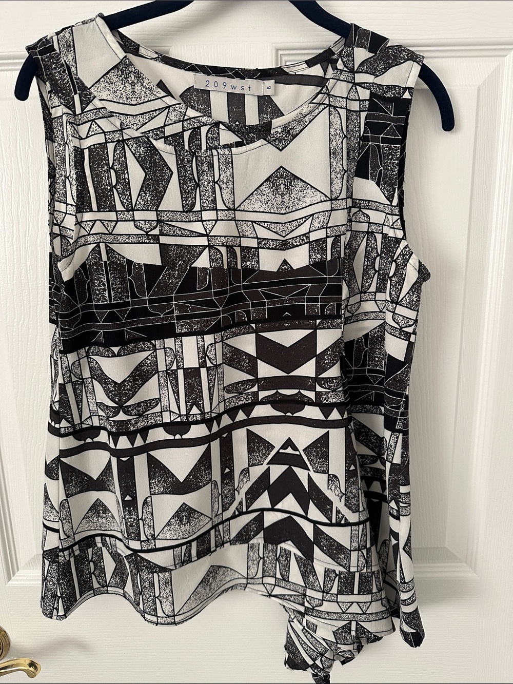 Women's Black & White Geometric Sleeveless Blouse by 209 West Size 6